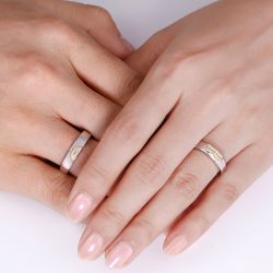 Jeulia Two Tone Heart Design Round Cut Sterling Silver Band Set